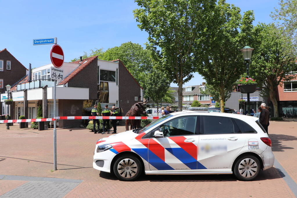 Twee gewonden nadat automobilist pand binnen rijdt