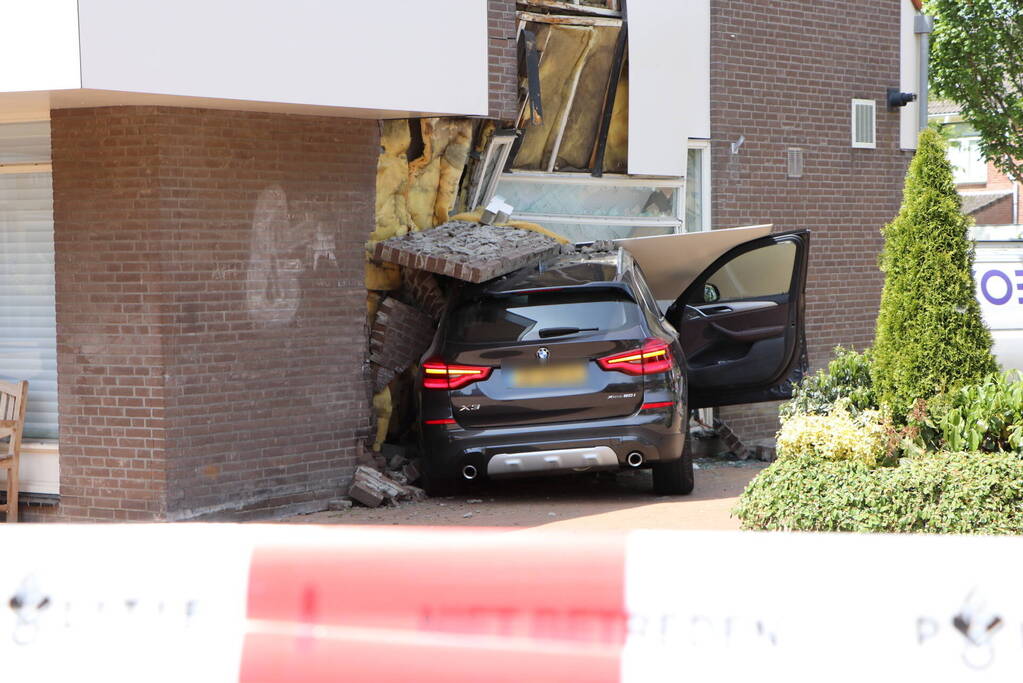 Twee gewonden nadat automobilist pand binnen rijdt