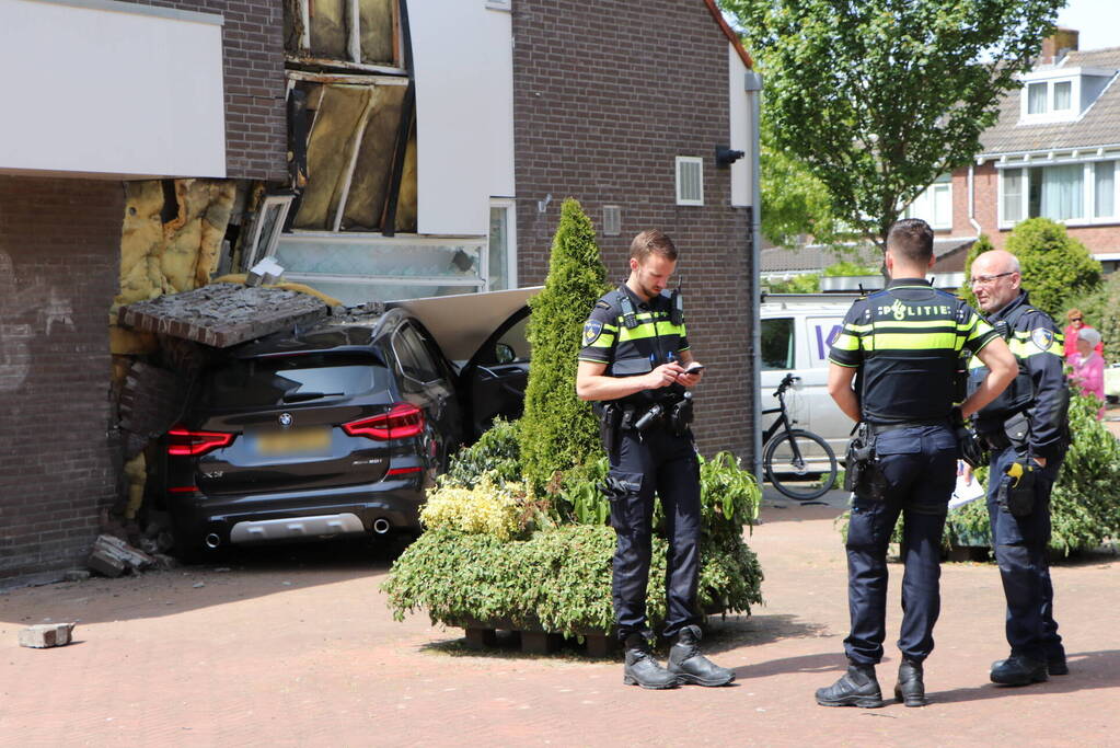 Twee gewonden nadat automobilist pand binnen rijdt