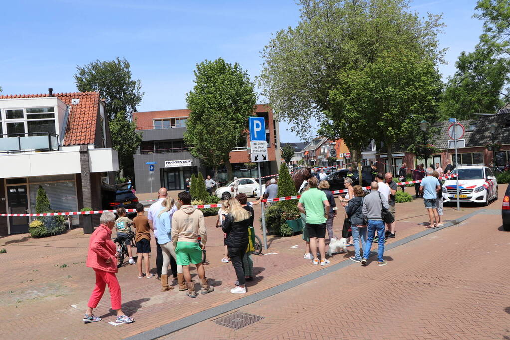 Twee gewonden nadat automobilist pand binnen rijdt