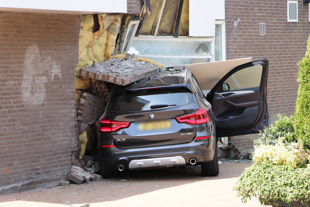 Twee gewonden nadat automobilist pand binnen rijdt