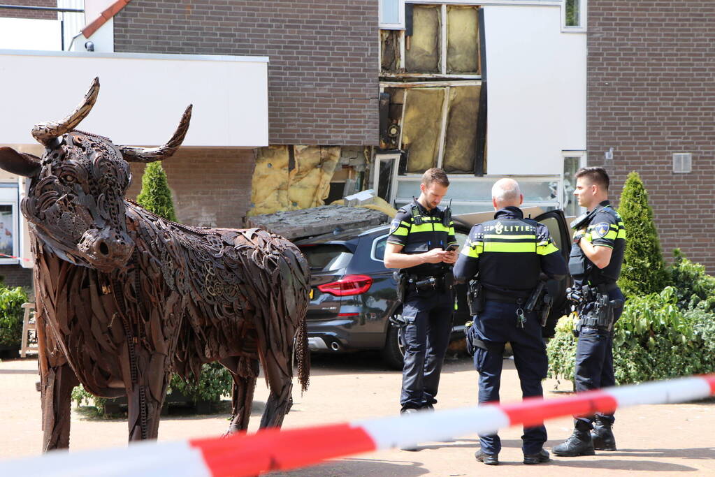 Twee gewonden nadat automobilist pand binnen rijdt