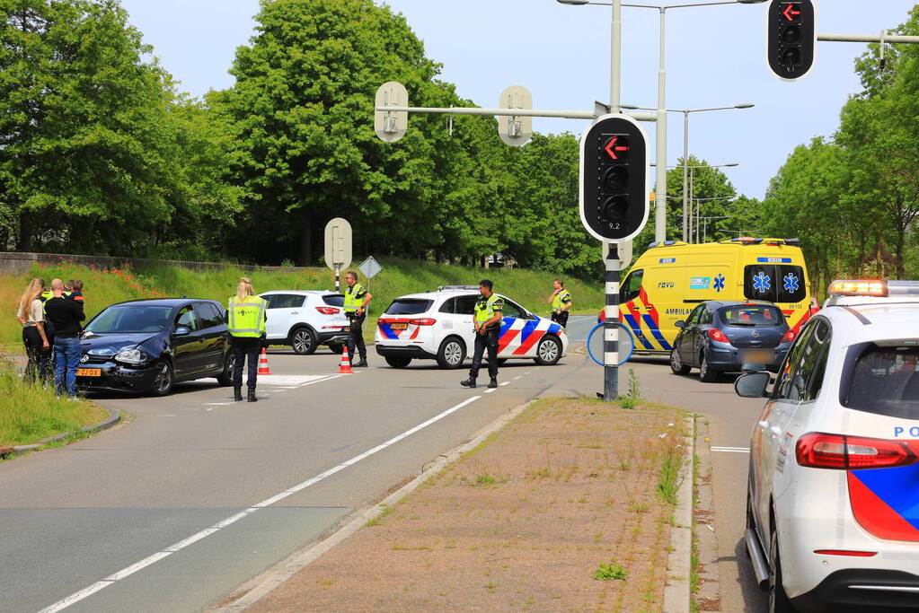 Twee personenauto's botsen op kruising