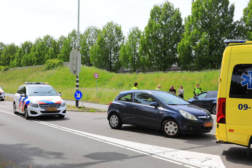 Twee personenauto's botsen op kruising