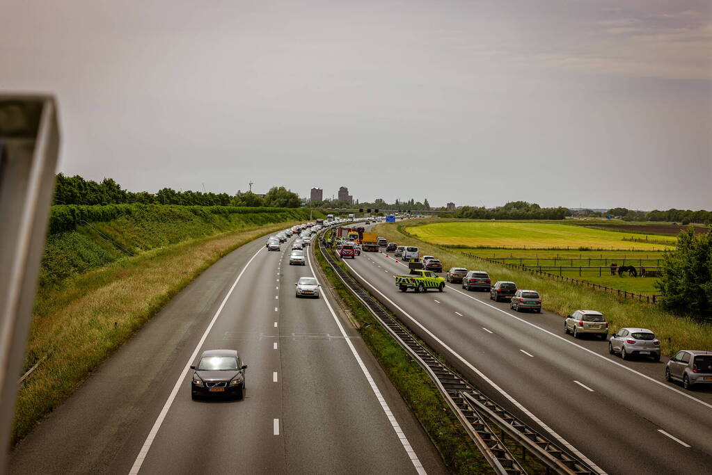 Flinke file bij aanrijding op snelweg