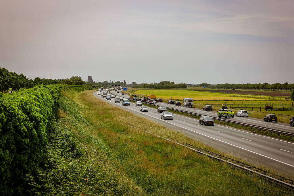 Flinke file bij aanrijding op snelweg