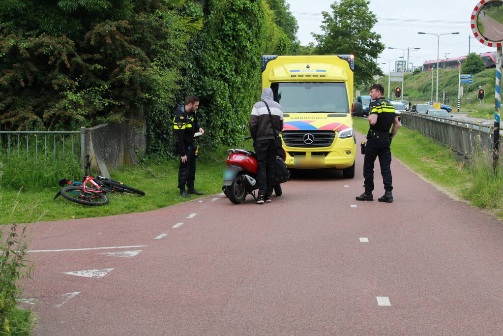 Fietser gewond bij botsing met scooterrijder