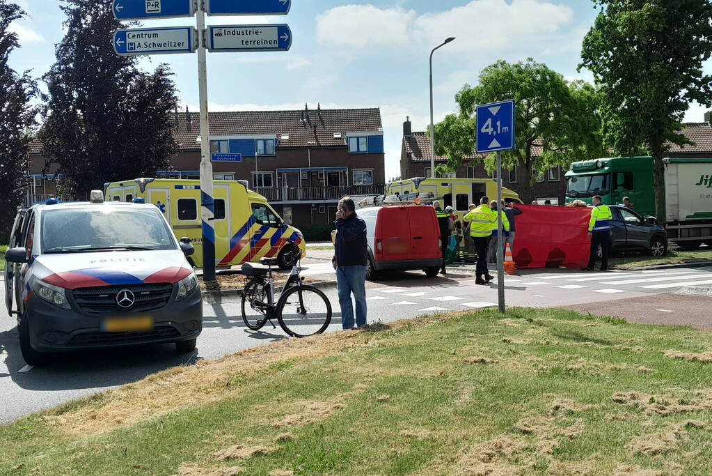 Automobilist eindigt tegen boom