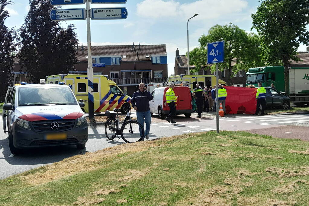 Automobilist eindigt tegen boom