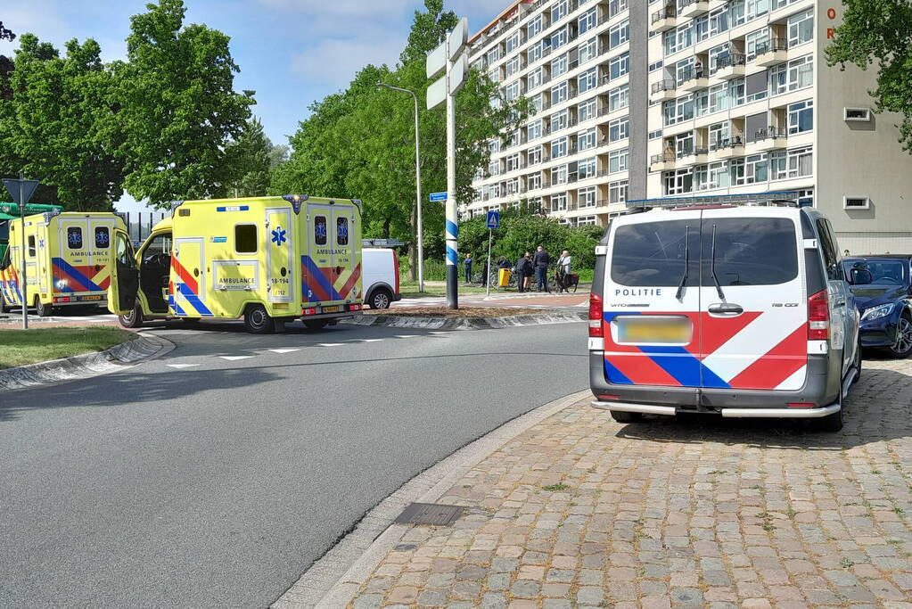 Automobilist eindigt tegen boom