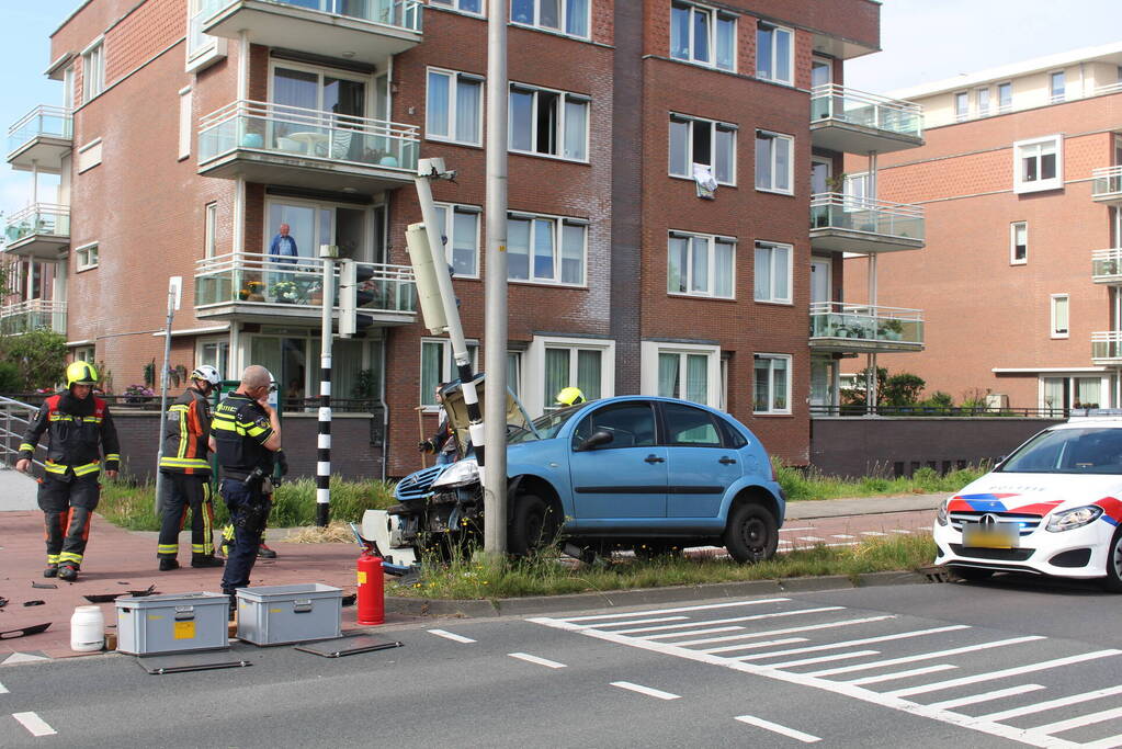 Auto komt tot stilstand tegen verkeerslicht