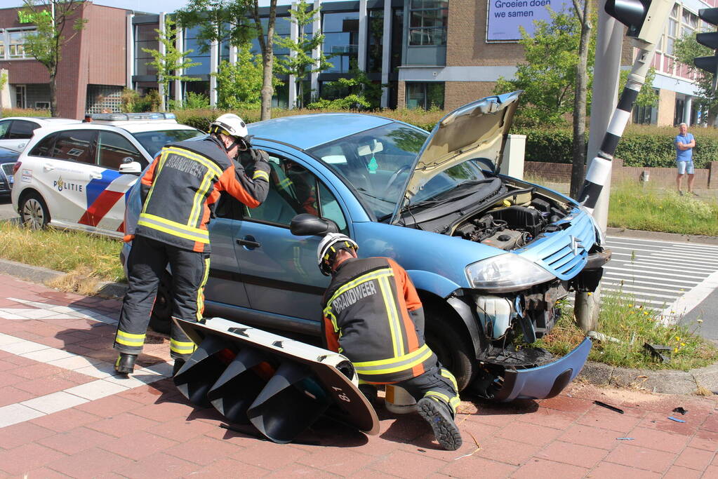 Auto komt tot stilstand tegen verkeerslicht