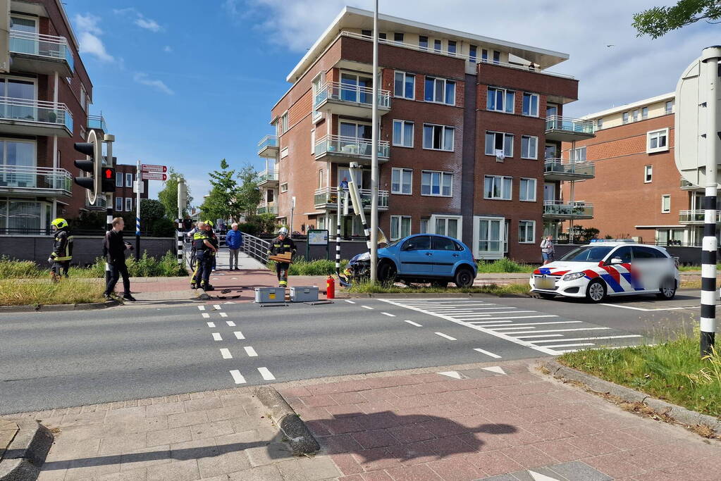 Auto komt tot stilstand tegen verkeerslicht