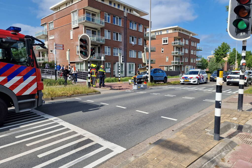 Auto komt tot stilstand tegen verkeerslicht