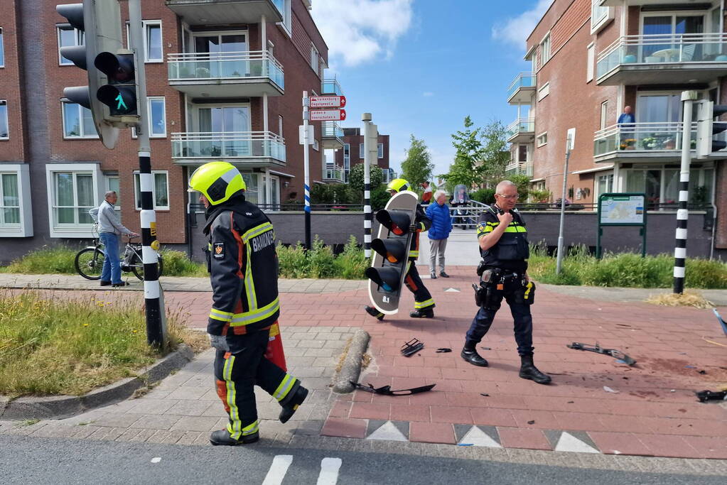 Auto komt tot stilstand tegen verkeerslicht