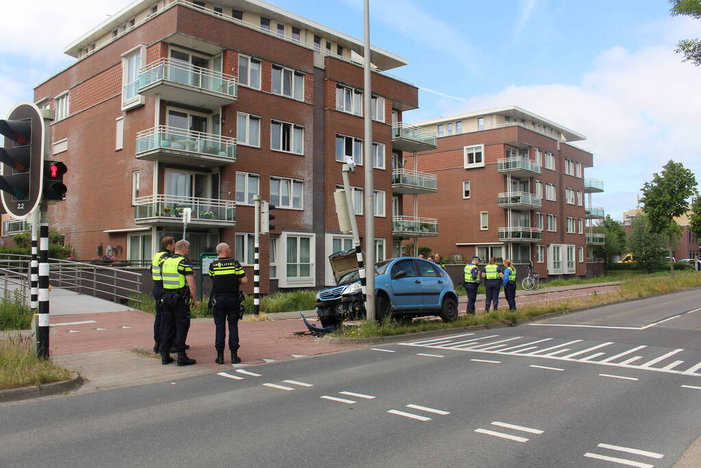 Auto komt tot stilstand tegen verkeerslicht