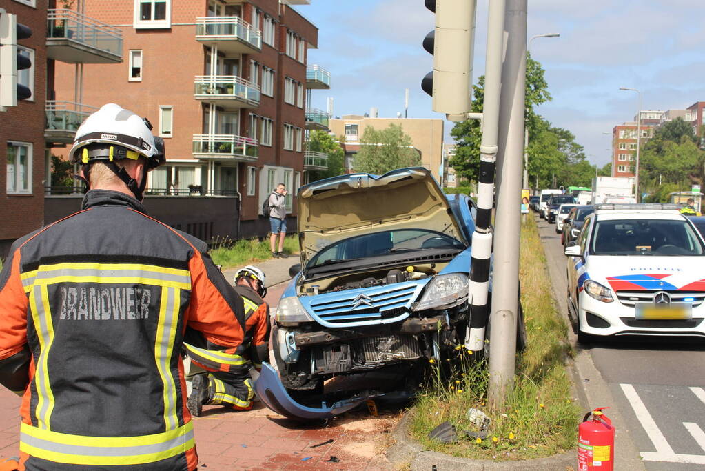 Auto komt tot stilstand tegen verkeerslicht