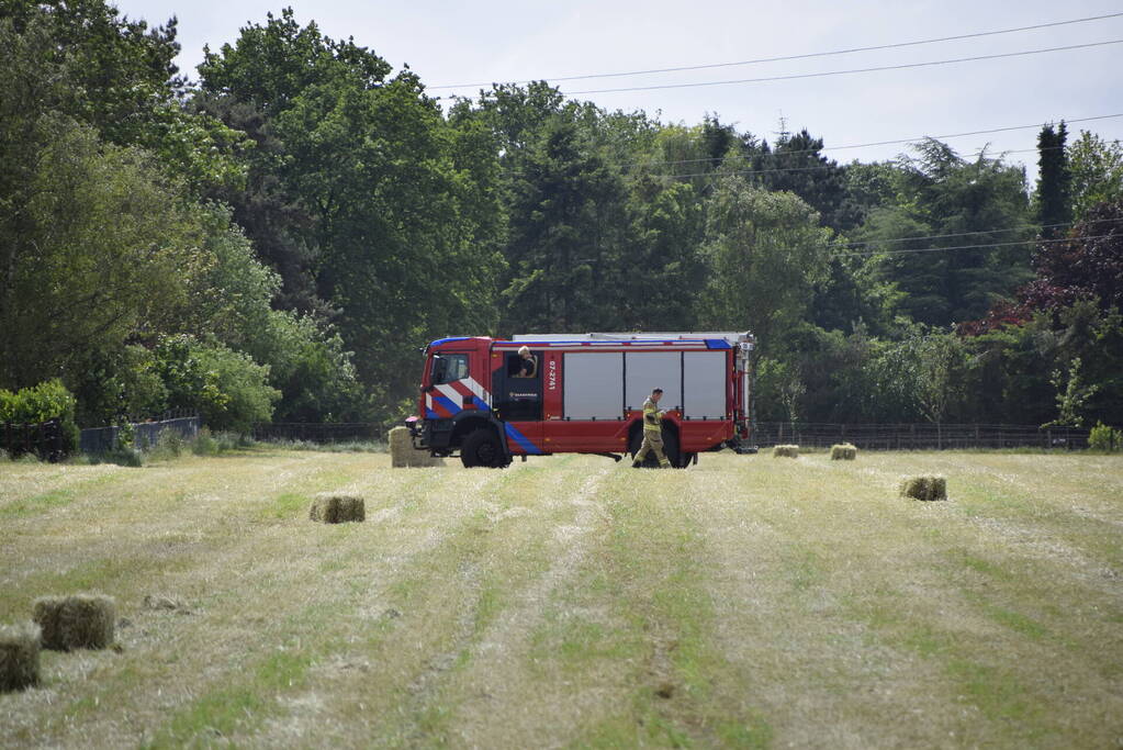 Gras vliegt in brand tijden het rooien