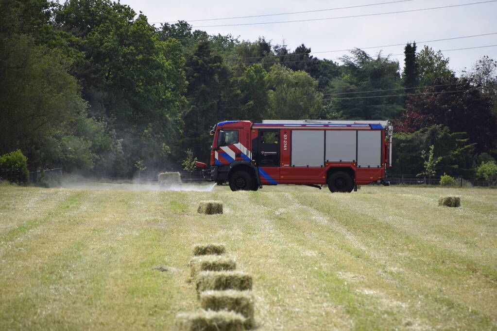 Gras vliegt in brand tijden het rooien