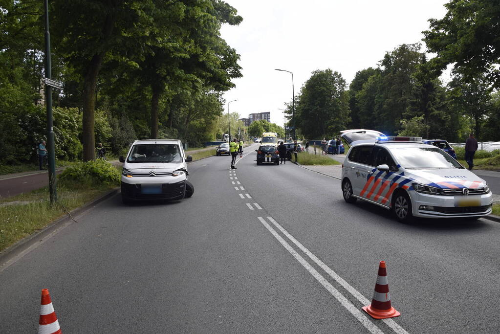 Flinke schade bij botsing tussen taxibus en auto