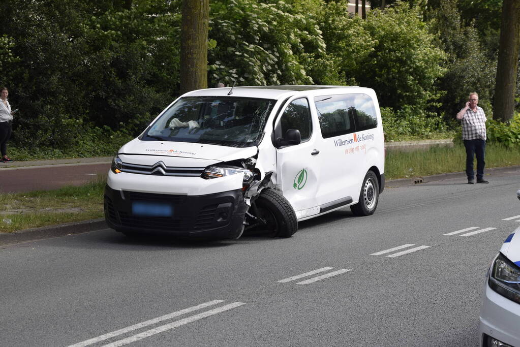 Flinke schade bij botsing tussen taxibus en auto