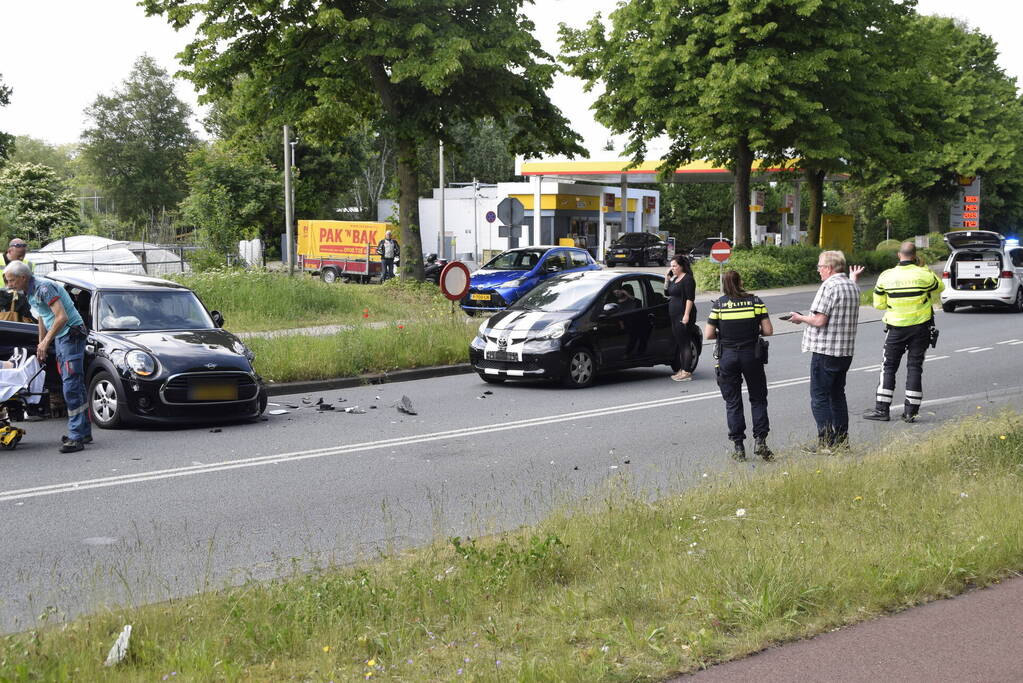 Flinke schade bij botsing tussen taxibus en auto