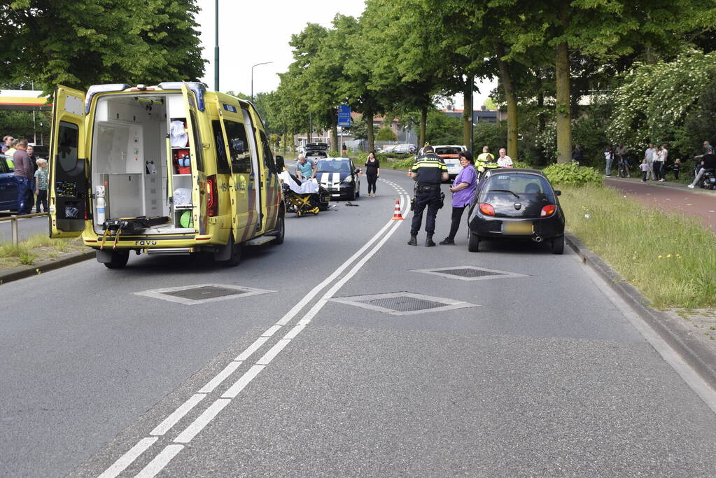 Flinke schade bij botsing tussen taxibus en auto