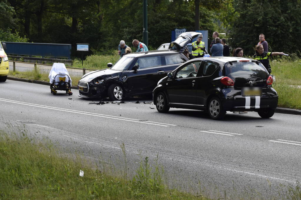 Flinke schade bij botsing tussen taxibus en auto