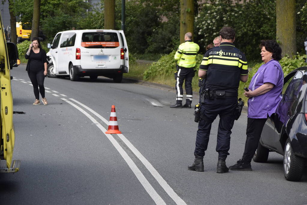 Flinke schade bij botsing tussen taxibus en auto