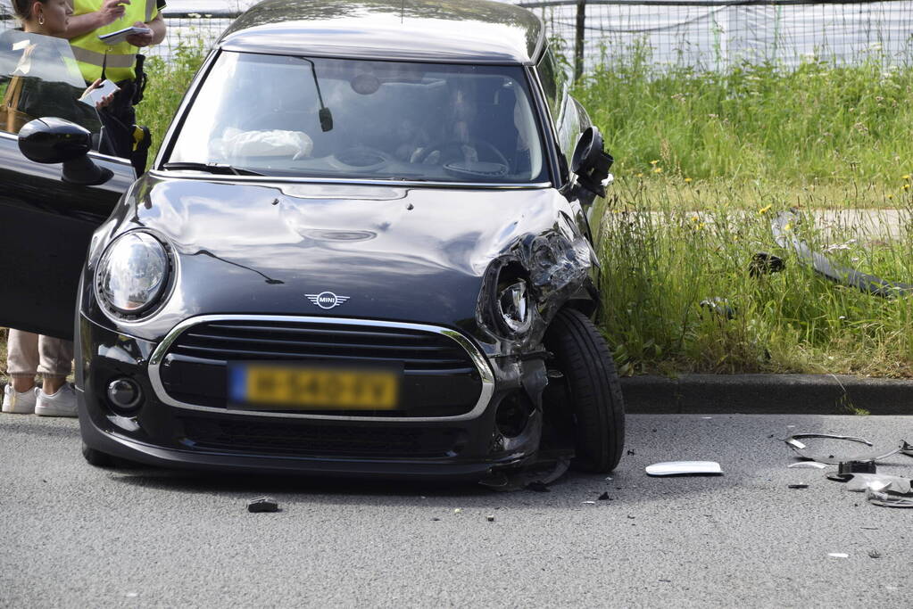 Flinke schade bij botsing tussen taxibus en auto