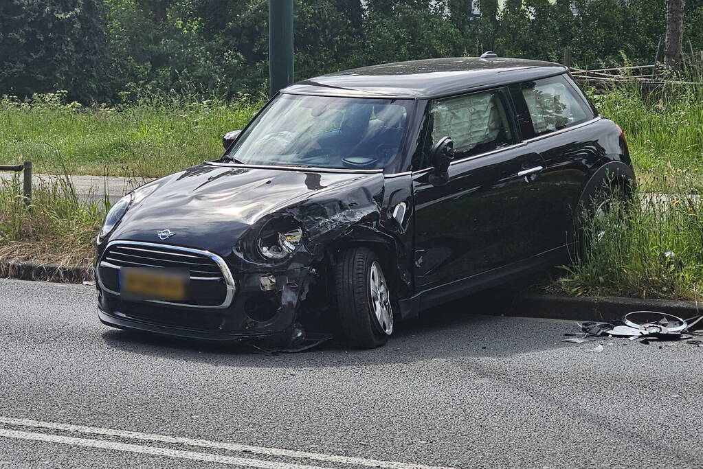 Flinke schade bij botsing tussen taxibus en auto