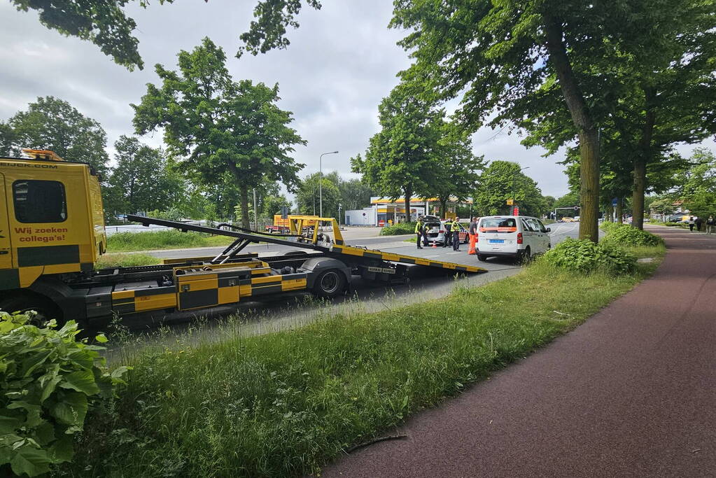 Flinke schade bij botsing tussen taxibus en auto