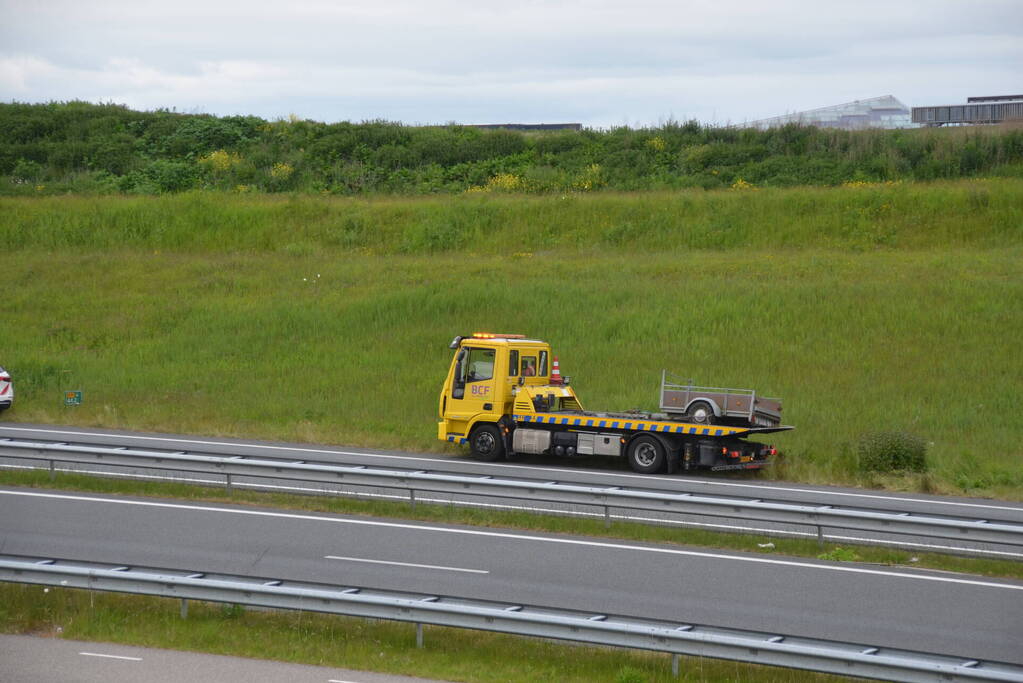 Auto met aanhanger geschaard