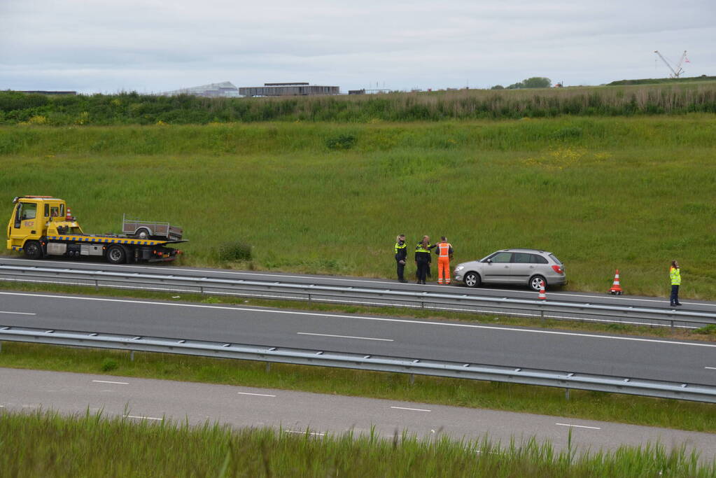 Auto met aanhanger geschaard