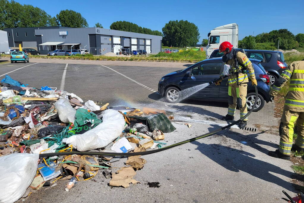 Inhoud vuilniswagen vliegt in brand