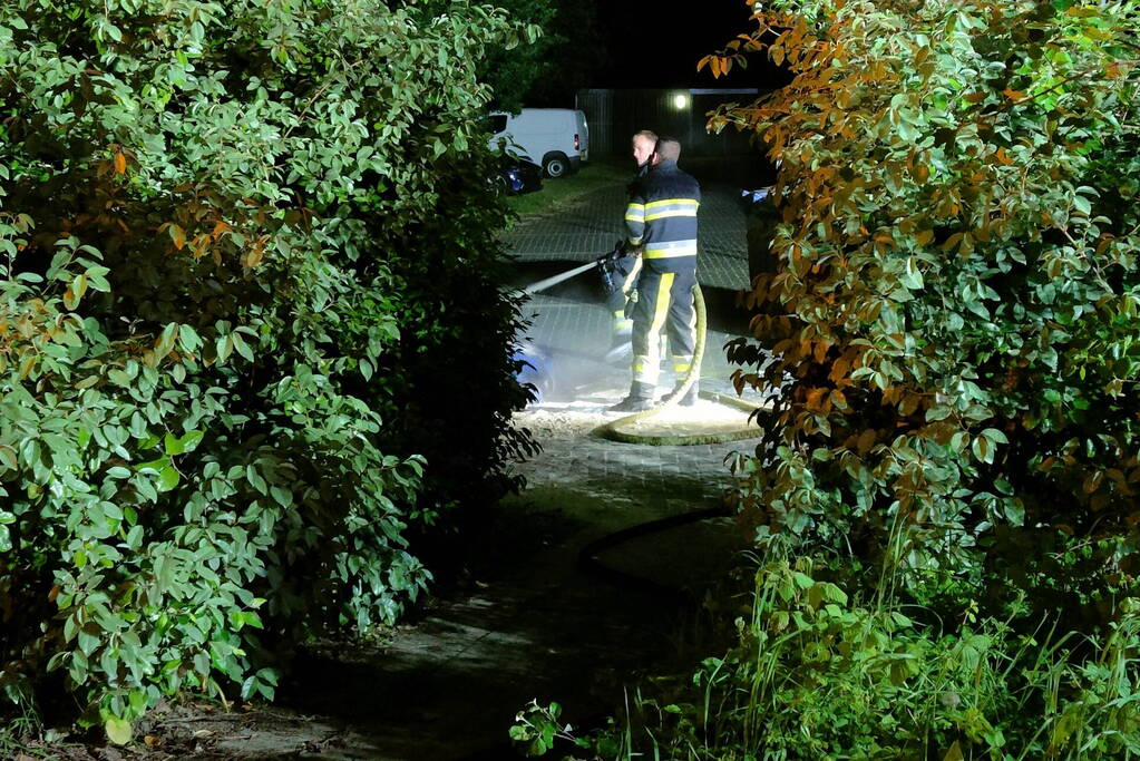 Container met oud papier in brand