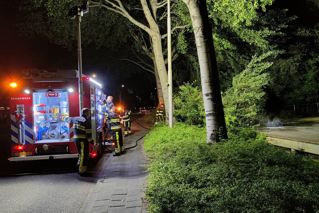 Container met oud papier in brand