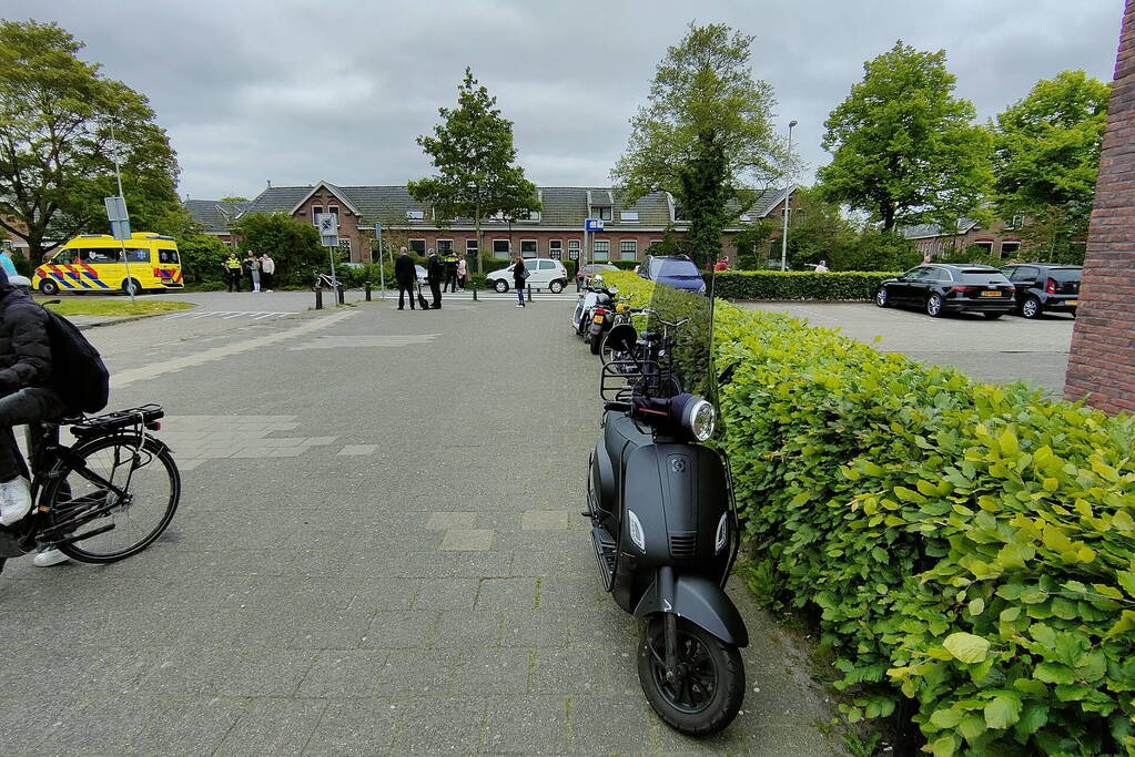 Vrouwelijke scooterbestuurster raakt gewond bij ongeval met auto