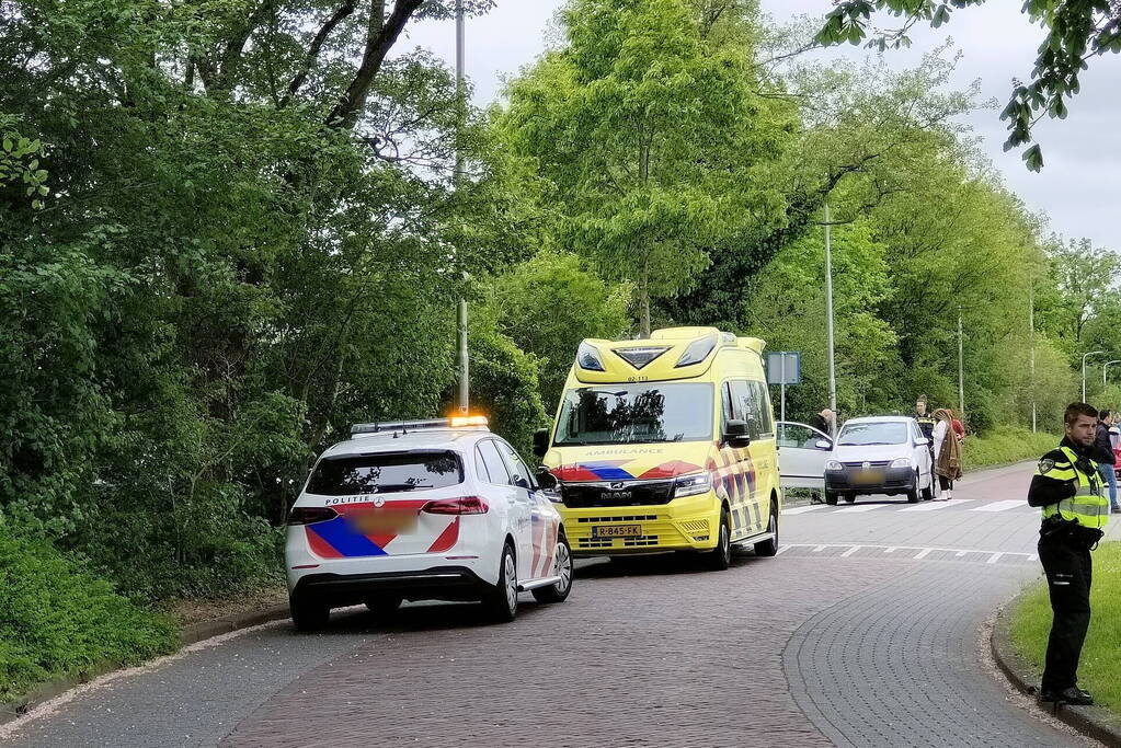 Vrouwelijke scooterbestuurster raakt gewond bij ongeval met auto