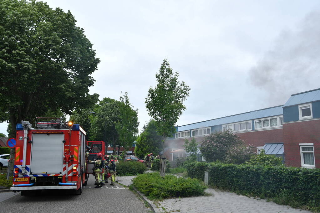 Hevige rookontwikkeling bij uitslaande brand