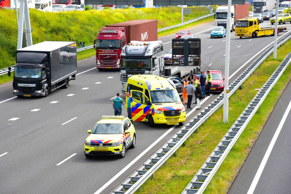 Snelweg deels afgesloten na botsing tussen vrachtwagen en personenauto