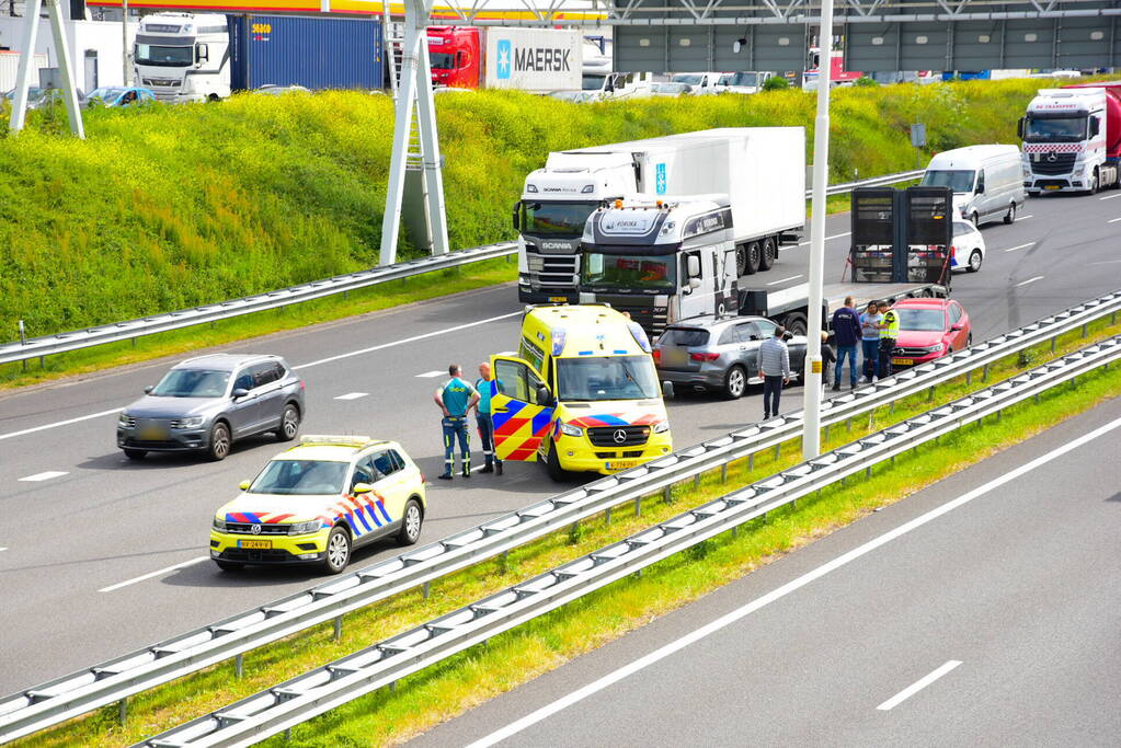 Snelweg deels afgesloten na botsing tussen vrachtwagen en personenauto