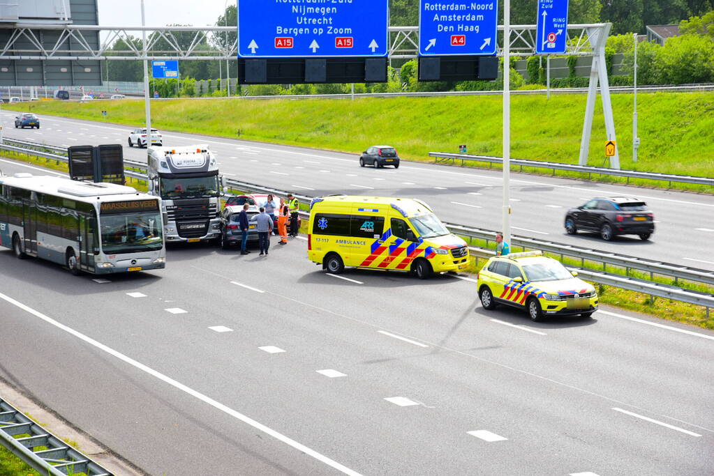 Snelweg deels afgesloten na botsing tussen vrachtwagen en personenauto