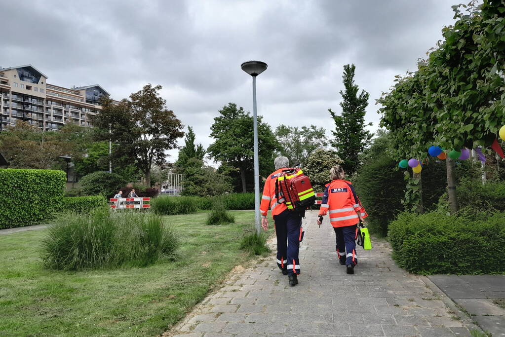 Traumahelikopter landt op voetbalveldje