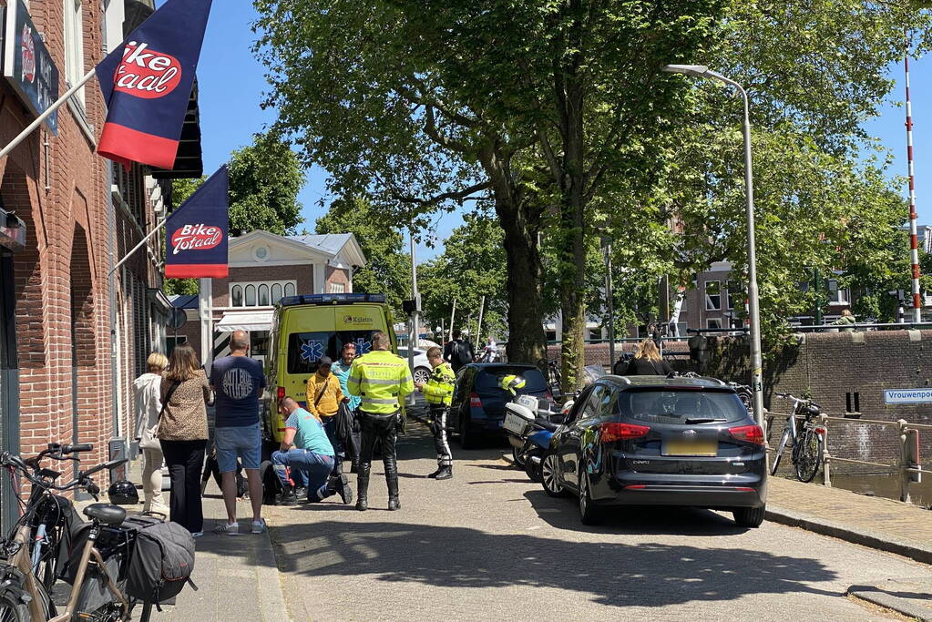 Vrouw gaat met scooter onderuit