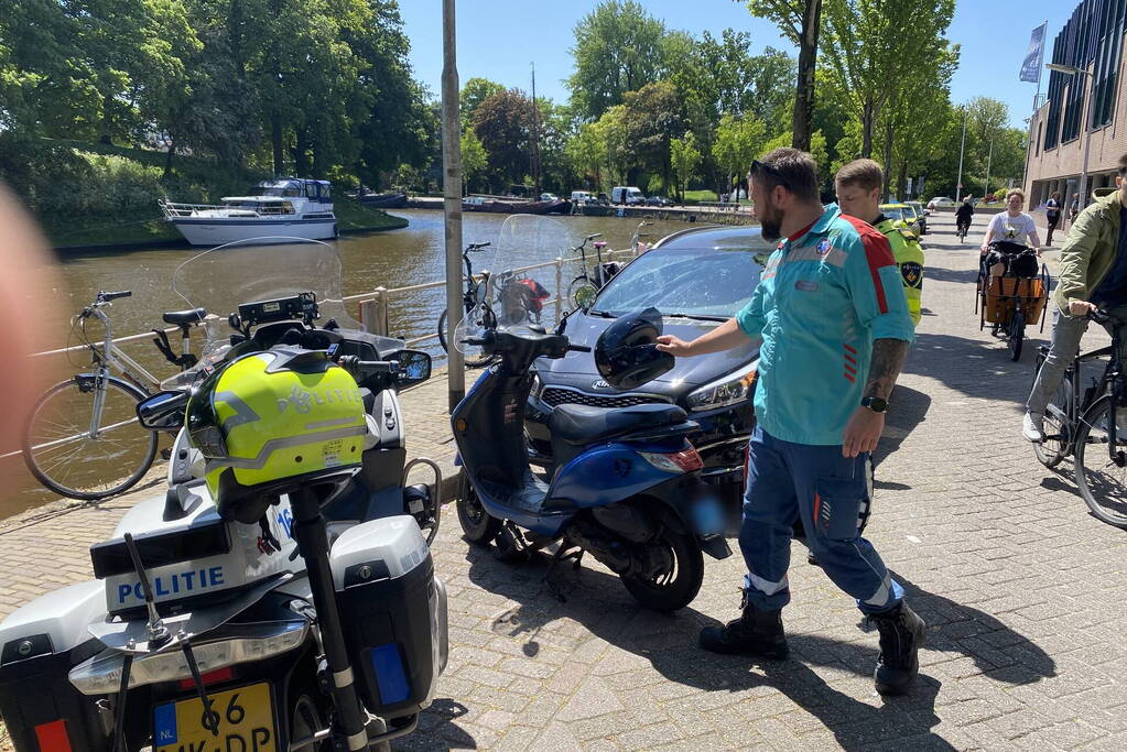 Vrouw gaat met scooter onderuit