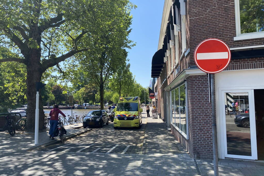 Vrouw gaat met scooter onderuit