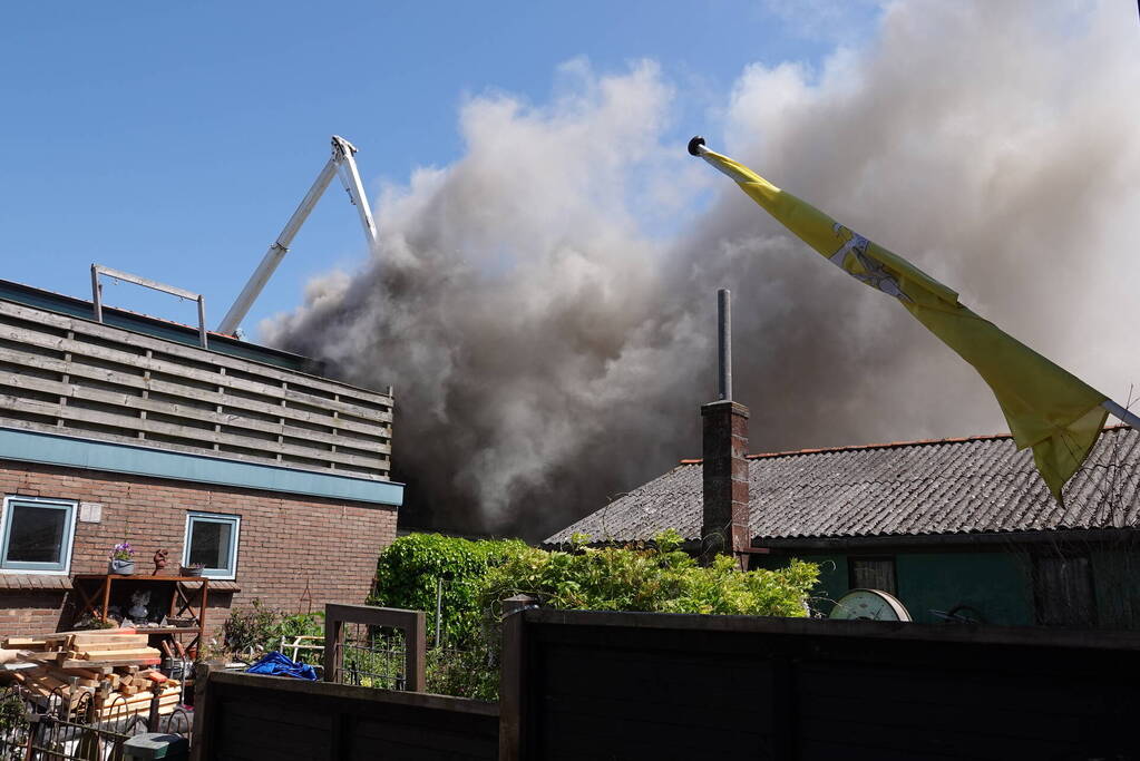 Schuurbrand slaat over naar woning