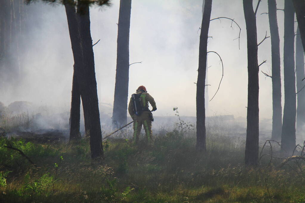 Brandweer rijdt zich vast bij natuurbrand