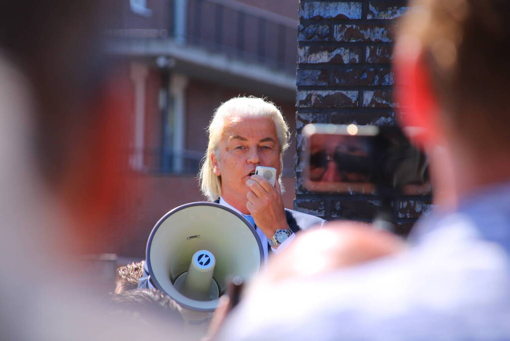 Geert Wilders aanwezig bij demonstratie tegen asielbeleid